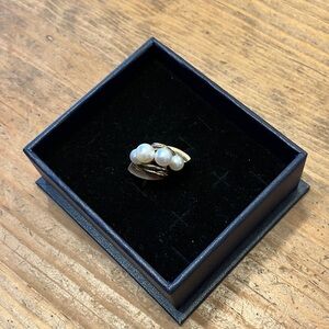 Women’s Vintage 18K Solid Gold Genuine Pearl Diagonal Design Ring